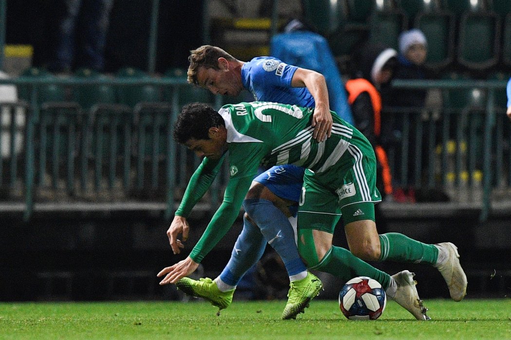 Útočník Ondřej Šašinka ze Slovácka objal Jakuba Radu tak, že záložník Bohemians skončil na zemi