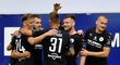 Hráči Bohemians se radují z druhého gólu v síti Jablonce, který předvedl vyloženě tragickou rozehrávku