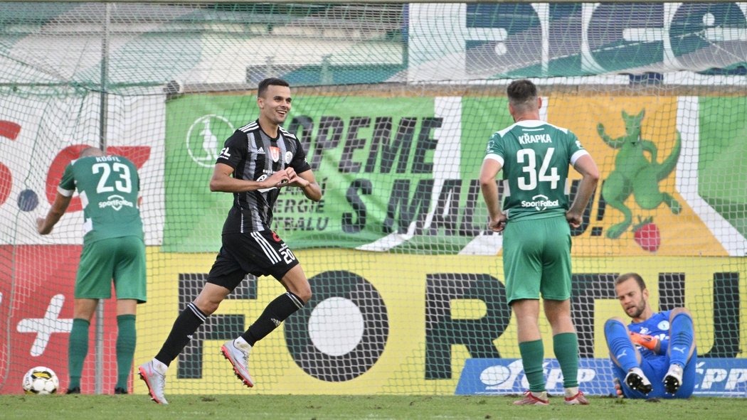 Branislav Sluka slaví gól při svém debutu v české lize