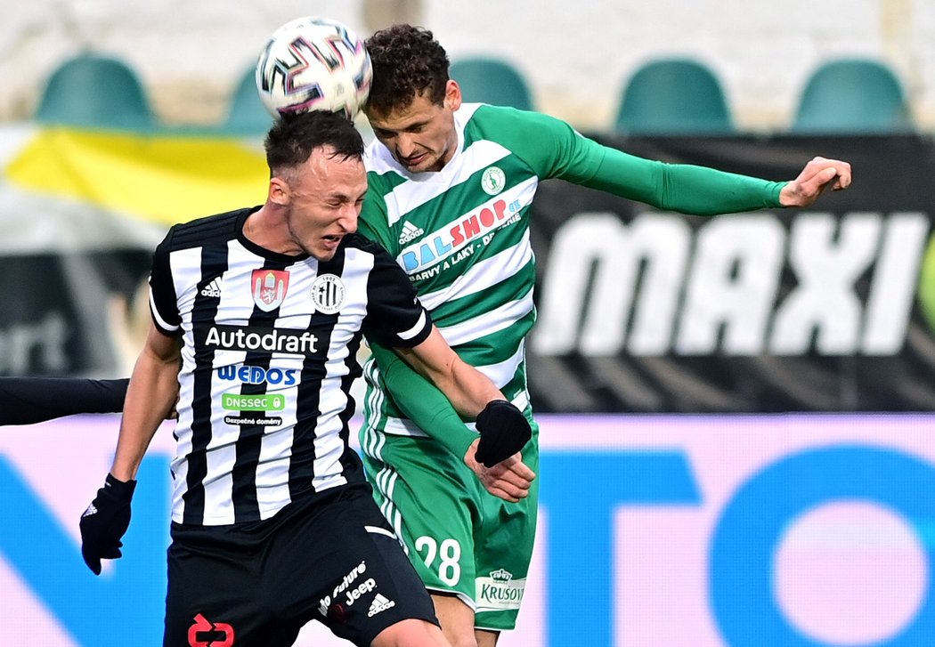 Lukáš Hůlka z Bohemians byl důraznější v souboji s budějovickým Matějem Valentou