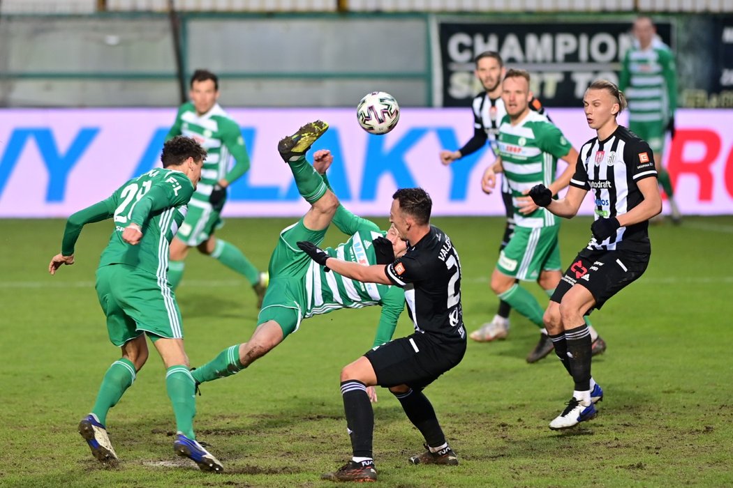 Akrobatický pokus hráče Bohemians v utkání proti Dynamu