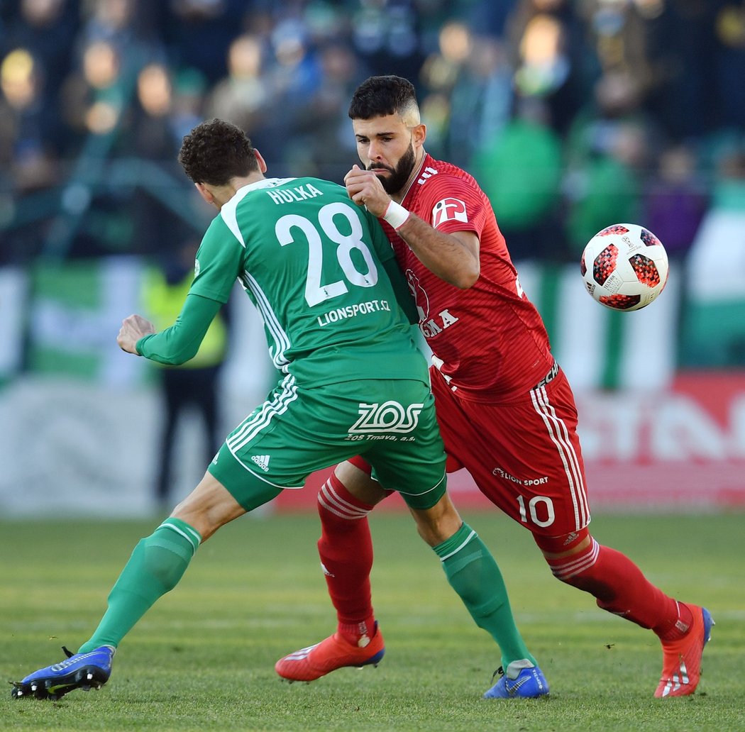 Lukáš Hůlka (vlevo) a Jakub Yunis (vpravo) bojují o míč v zápase Olomouce s Bohemians