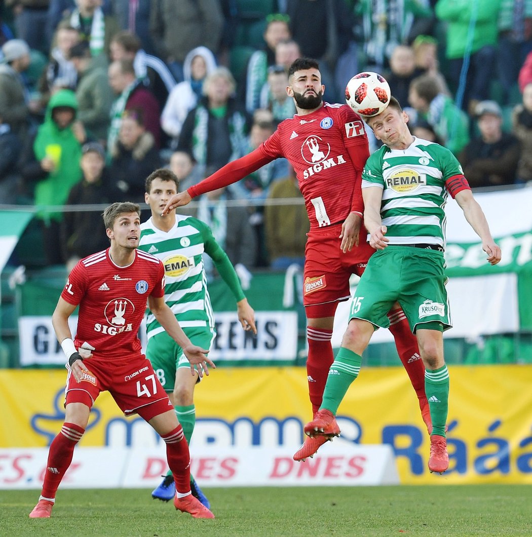 Jakub Yunis (vlevo u míče) a Daniel Krch (vpravo u míče) během vzdušného souboje v utkání Olomouce s Bohemians