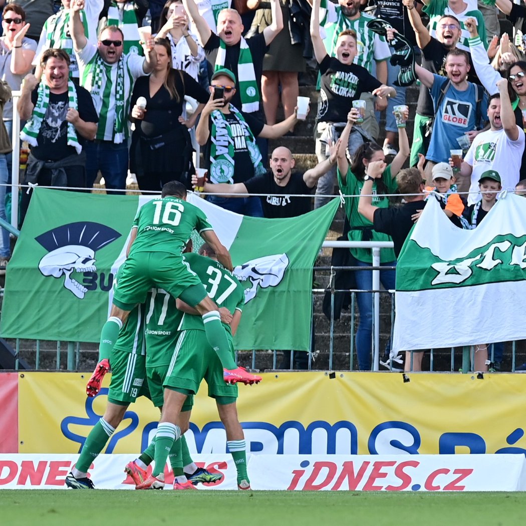 Fotbalisté Bohemians oslavují gól do sítě Olomouce