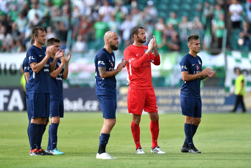 Zklamaní fotbalisté Slovácka děkují fanouškům za podporu po prohře s Bohemians