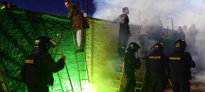 Policie zasahuje mezi fanoušky Bohemians, kteří odpálili světlici při sledování duelu se Spartou