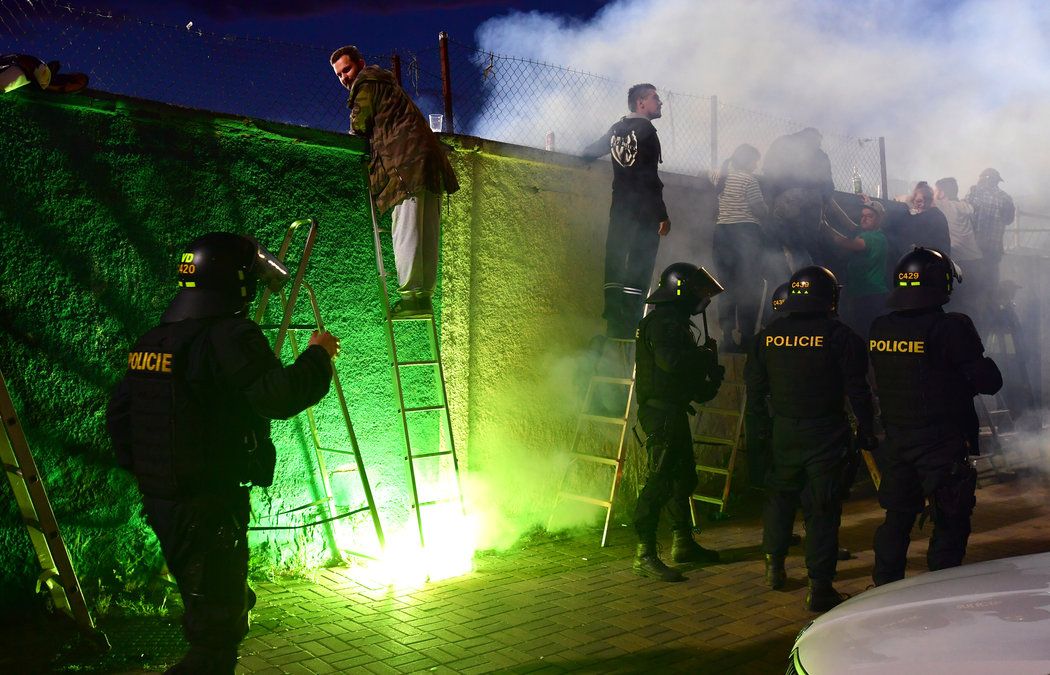 Policie zasahuje mezi fanoušky Bohemians, kteří odpálili světlici při sledování duelu se Spartou