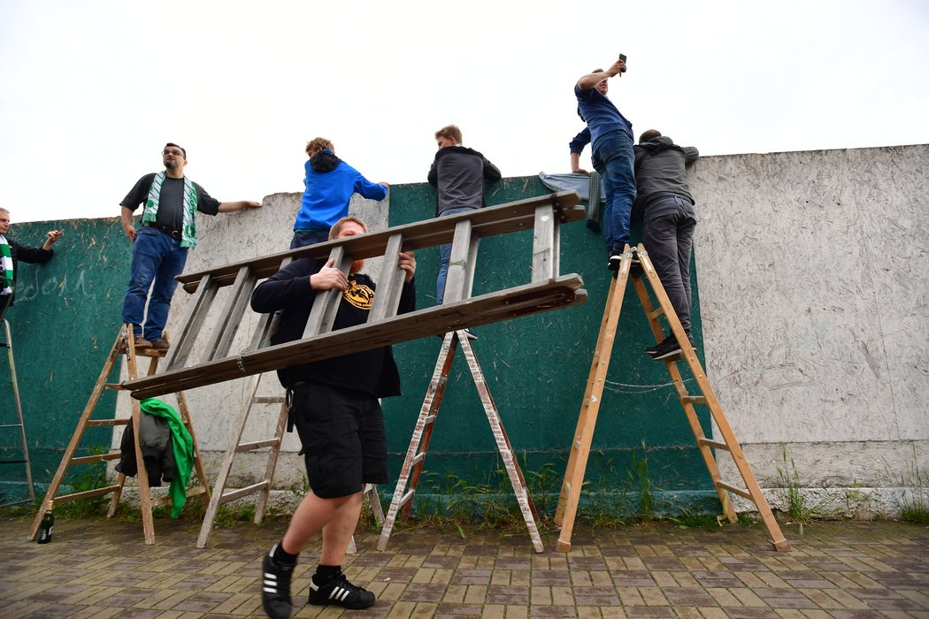 Fanoušci sledovali zápas Bohemians a Sparty z nejrůznějších míst v okolí Ďolíčku