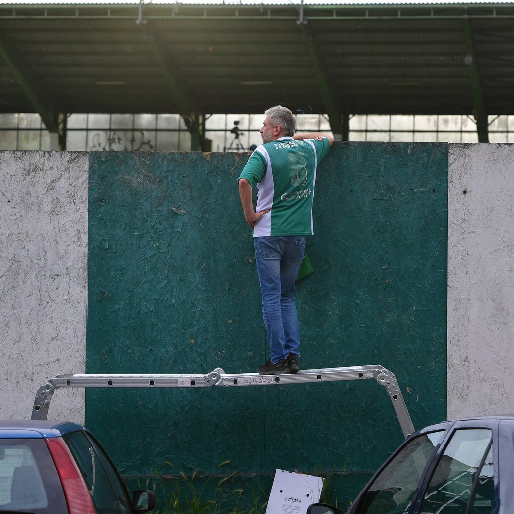 Fanoušci sledovali zápas Bohemians a Sparty z nejrůznějších míst v okolí Ďolíčku