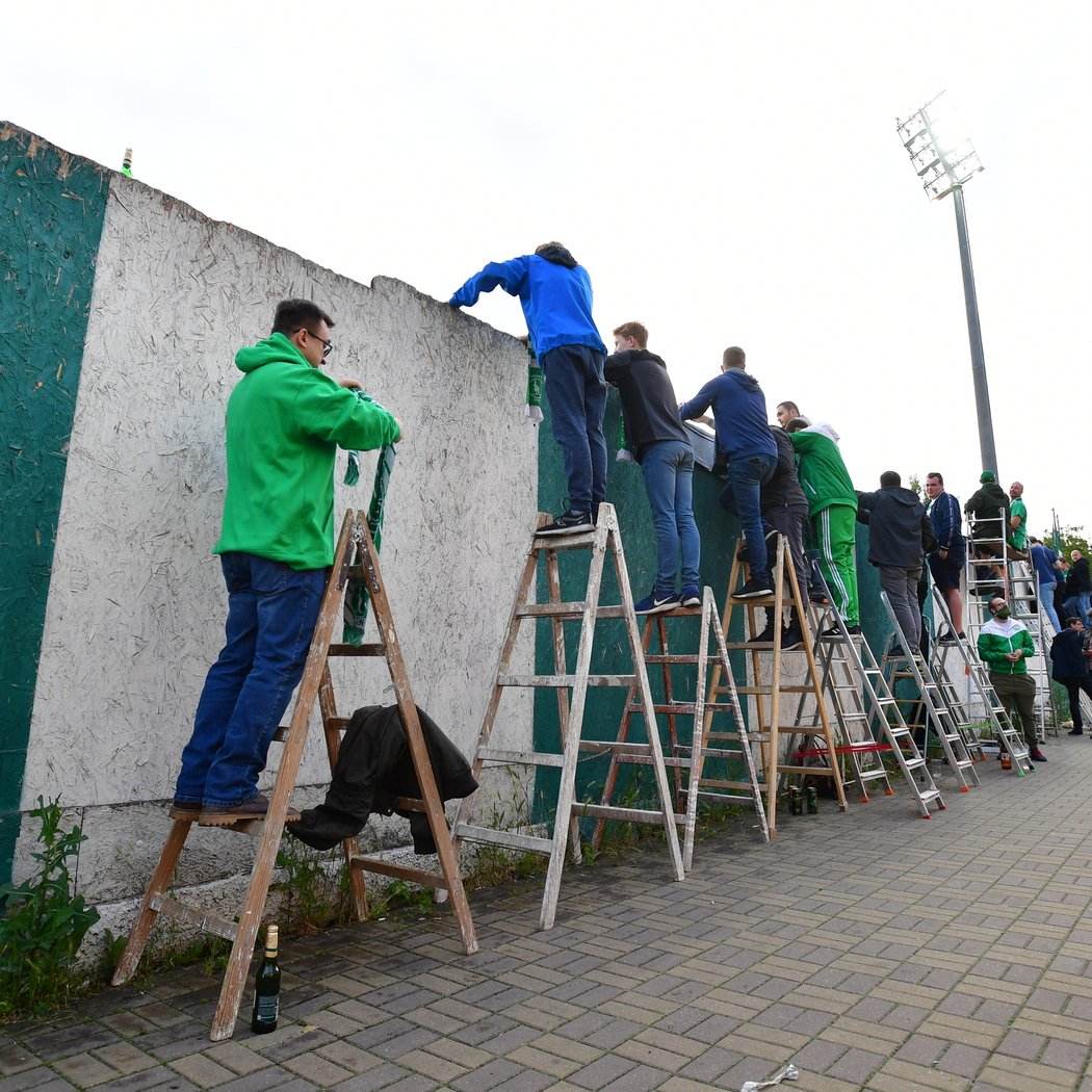 Fanoušci sledovali zápas Bohemians a Sparty z nejrůznějších míst v okolí Ďolíčku