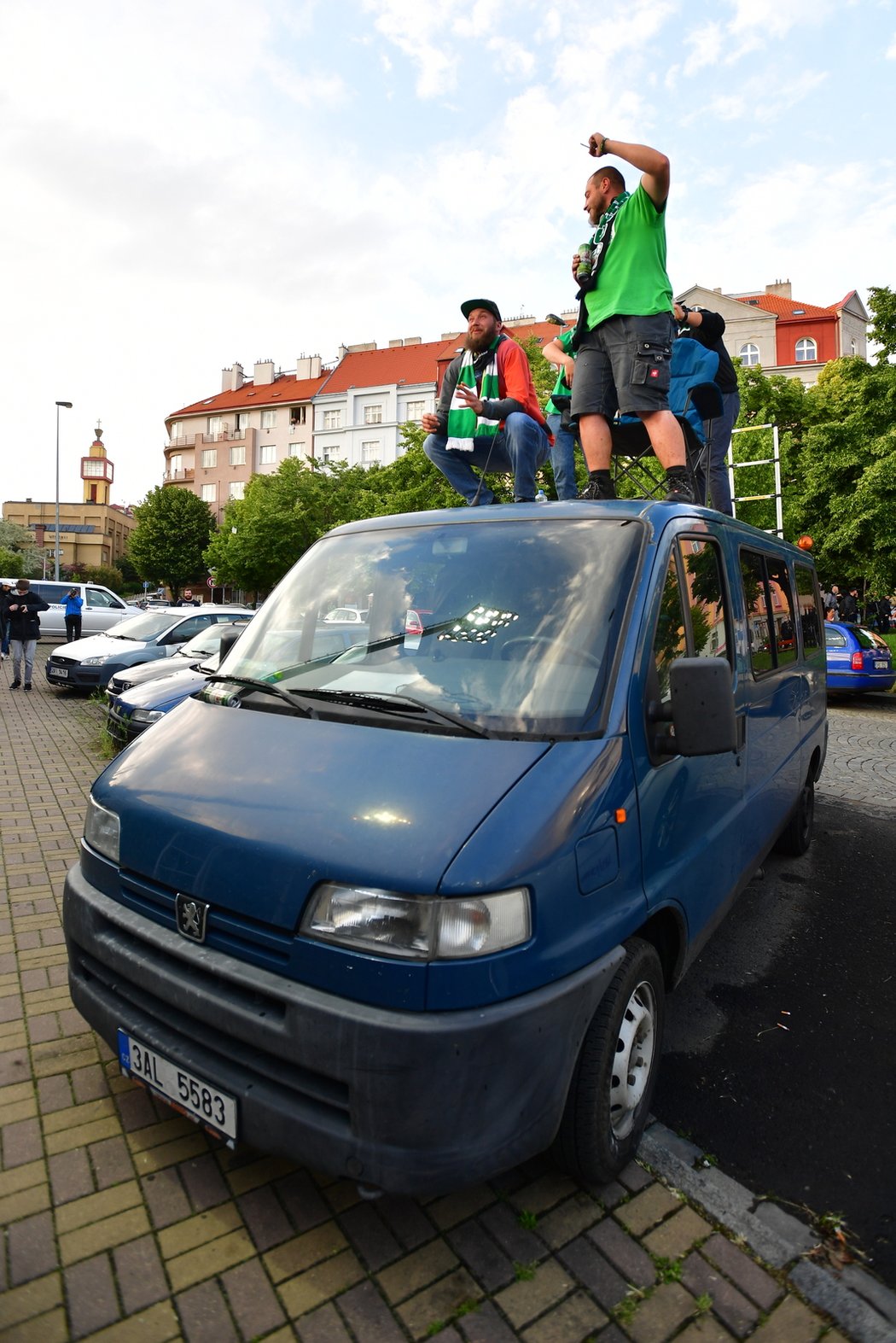 Fanoušci sledovali zápas Bohemians a Sparty z nejrůznějších míst v okolí Ďolíčku