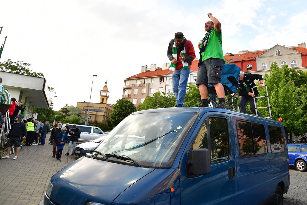 Fanoušci sledovali zápas Bohemians a Sparty z nejrůznějších míst v okolí Ďolíčku