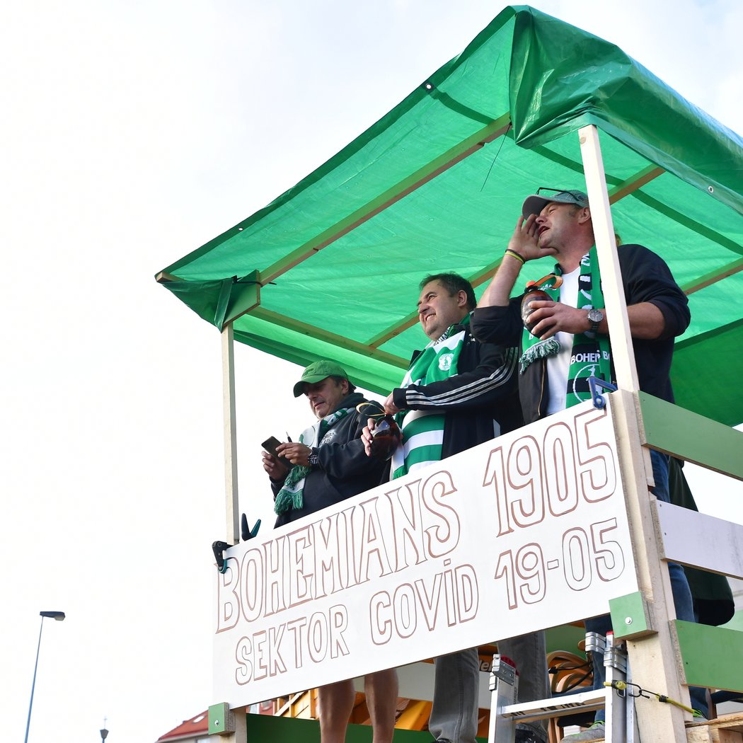 Fanoušci sledovali zápas Bohemians a Sparty z nejrůznějších míst v okolí Ďolíčku