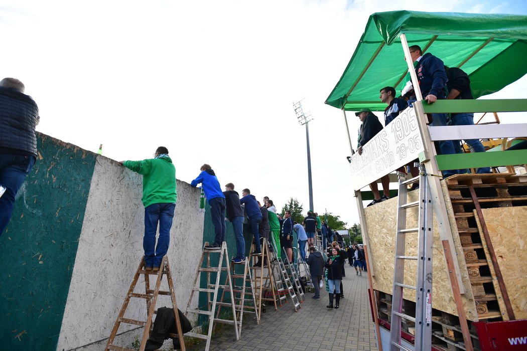 Fanoušci sledovali zápas Bohemians a Sparty z nejrůznějších míst v okolí Ďolíčku