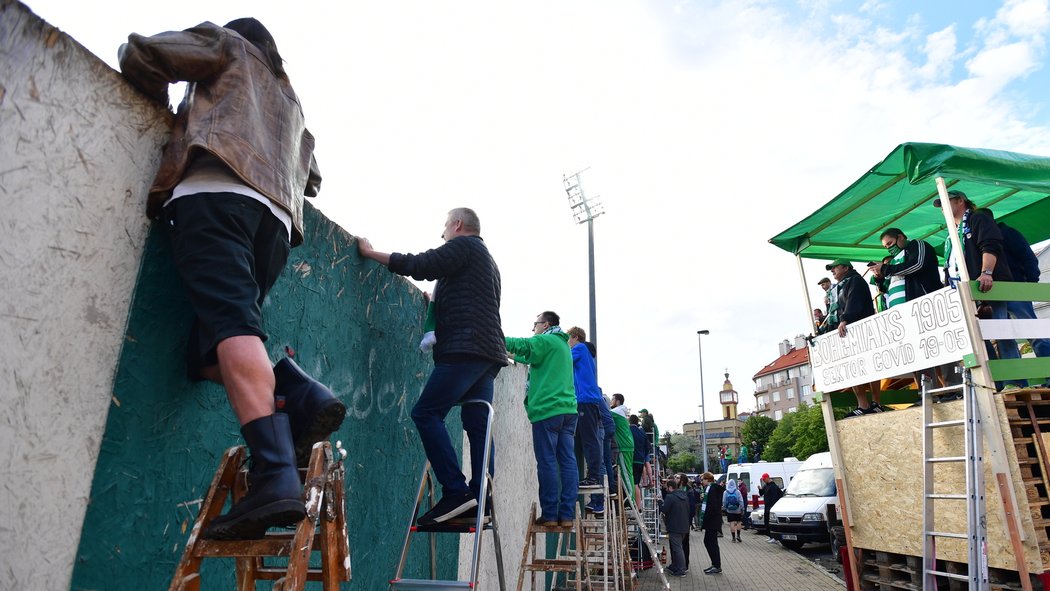 Fanoušci sledovali zápas Bohemians a Sparty z nejrůznějších míst v okolí Ďolíčku