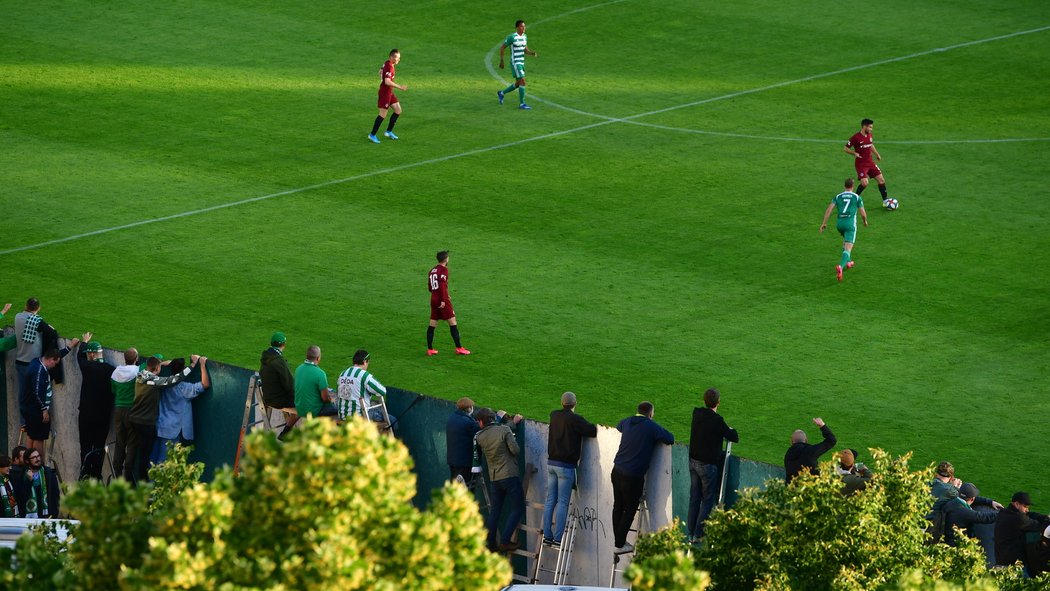 Fanoušci sledovali zápas Bohemians a Sparty z nejrůznějších míst v okolí Ďolíčku