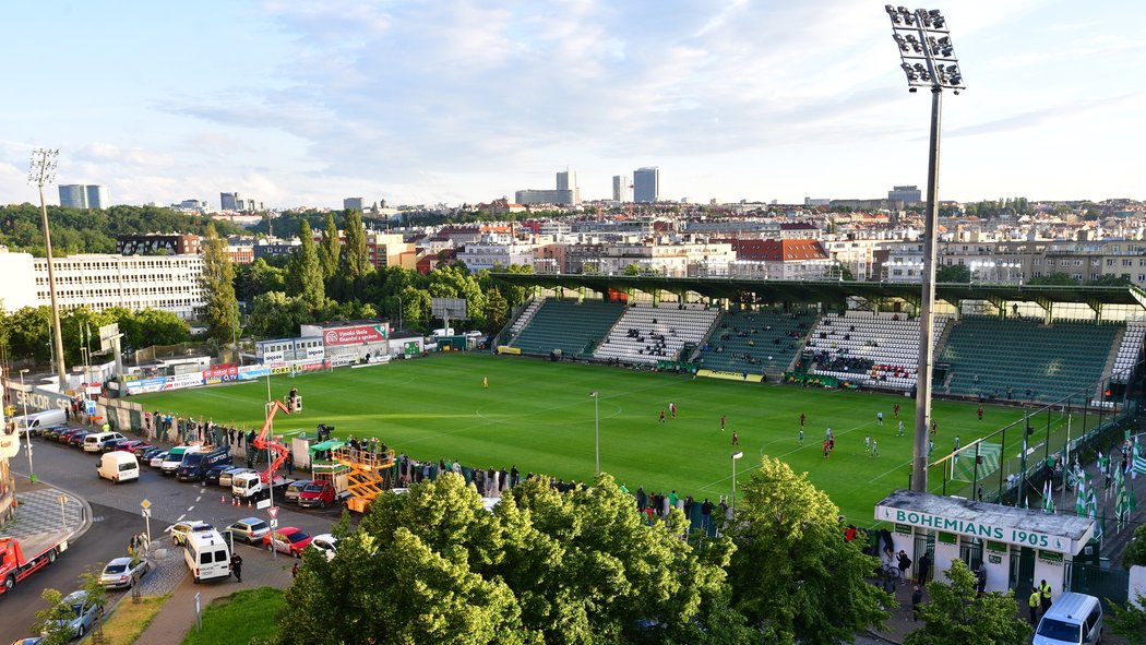 Fanoušci sledovali zápas Bohemians a Sparty z nejrůznějších míst v okolí Ďolíčku