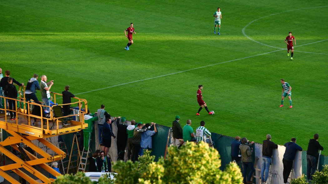 Fanoušci sledovali zápas Bohemians a Sparty z nejrůznějších míst v okolí Ďolíčku