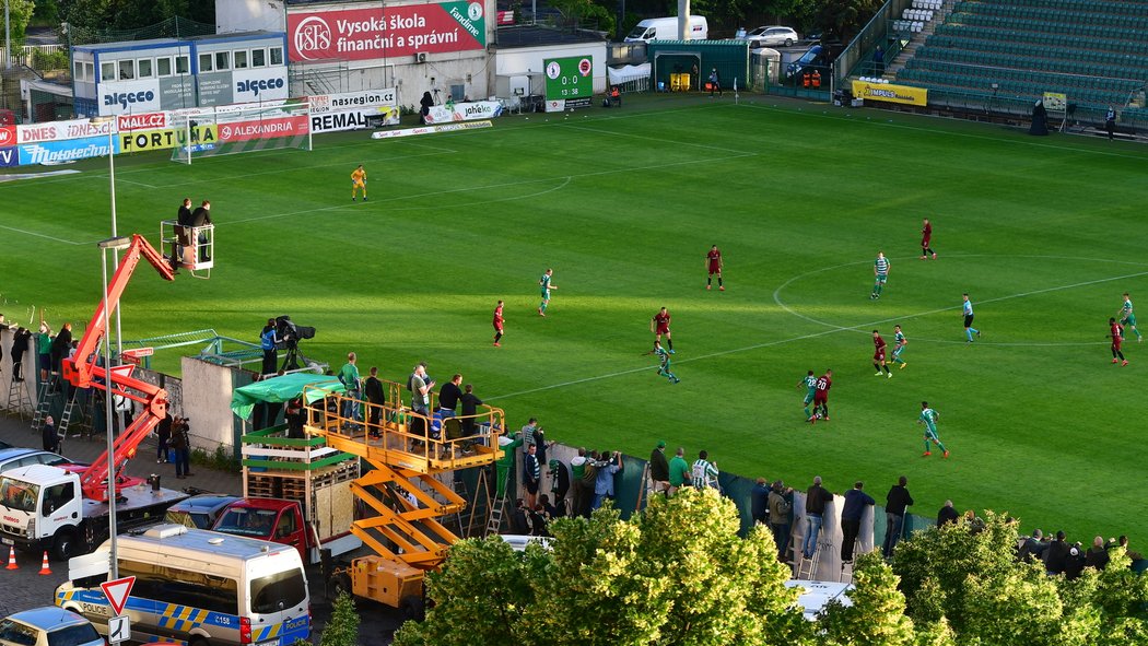 Fanoušci sledovali zápas Bohemians a Sparty z nejrůznějších míst v okolí Ďolíčku