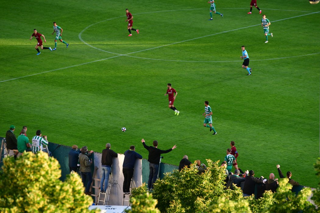 Fanoušci sledovali zápas Bohemians a Sparty z nejrůznějších míst v okolí Ďolíčku