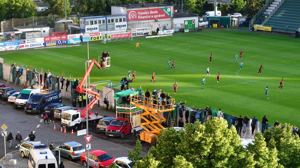 Fanoušci sledovali zápas Bohemians a Sparty z nejrůznějších míst v okolí Ďolíčku