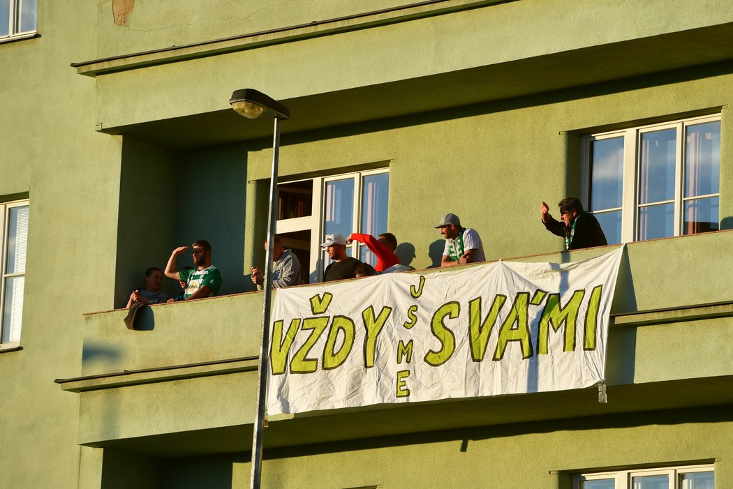 Fanoušci sledovali zápas Bohemians a Sparty z nejrůznějších míst v okolí Ďolíčku