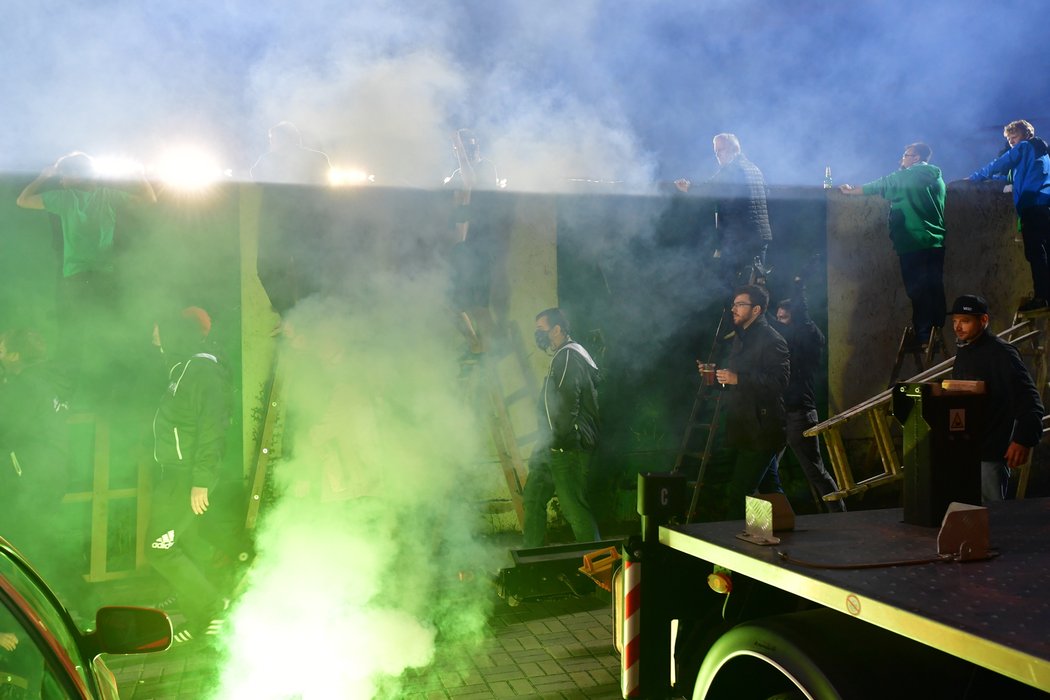 Policie zasahuje mezi fanoušky Bohemians, kteří odpálili světlici při sledování duelu se Spartou