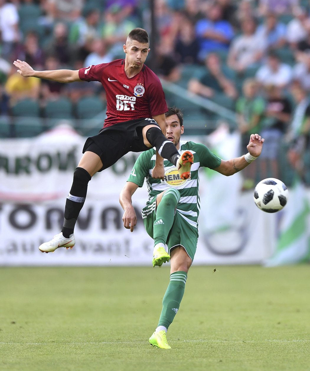 V utkání Bohemians se Spartou se bojovalo o každý míč.