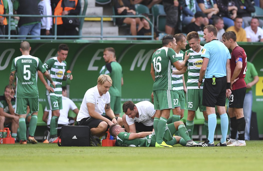 Útočník Bohemians Dominik Mašek ošklivě spadl na ruku a musel střídat.