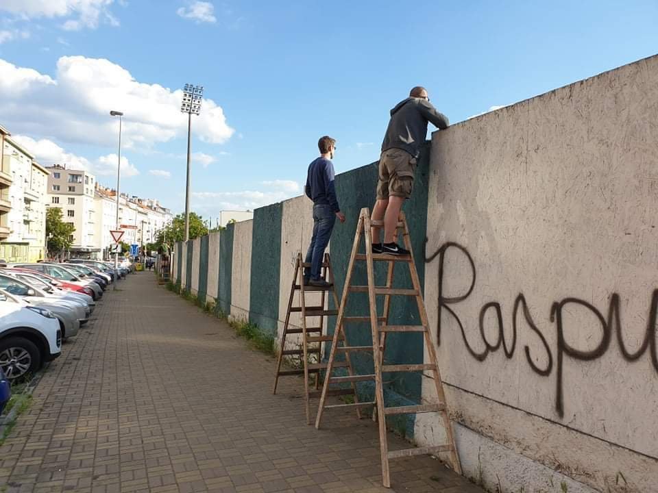 Příznivci Bohemians fandili z ulice na štaflích