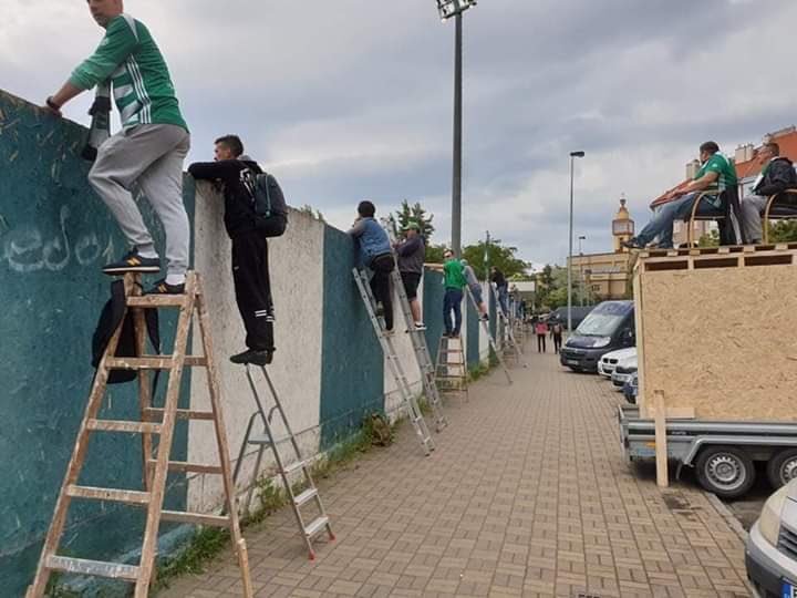 Příznivci Bohemians fandili z ulice na štaflích 