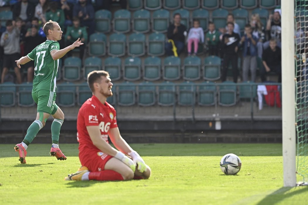 Jan Chramosta oslavuje proměněnou penaltu proti Teplicím