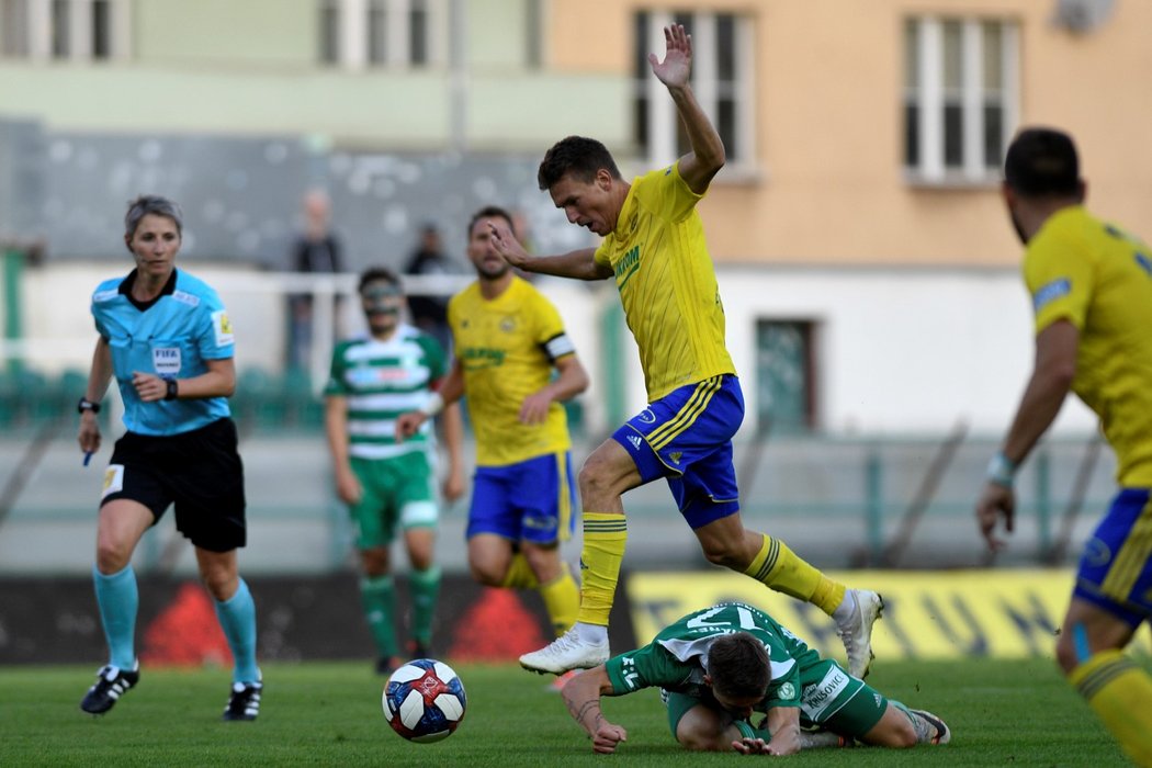 Jan Vodháněl z Bohemians (na zemi) se snaží zastavit zlínského Zdeňka Folprechta