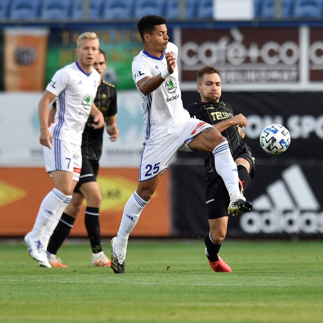 Vpředu zleva Marco Túlio z Boleslavi a Jakub Považanec z Jablonce v utkání FORTUNA:LIGY