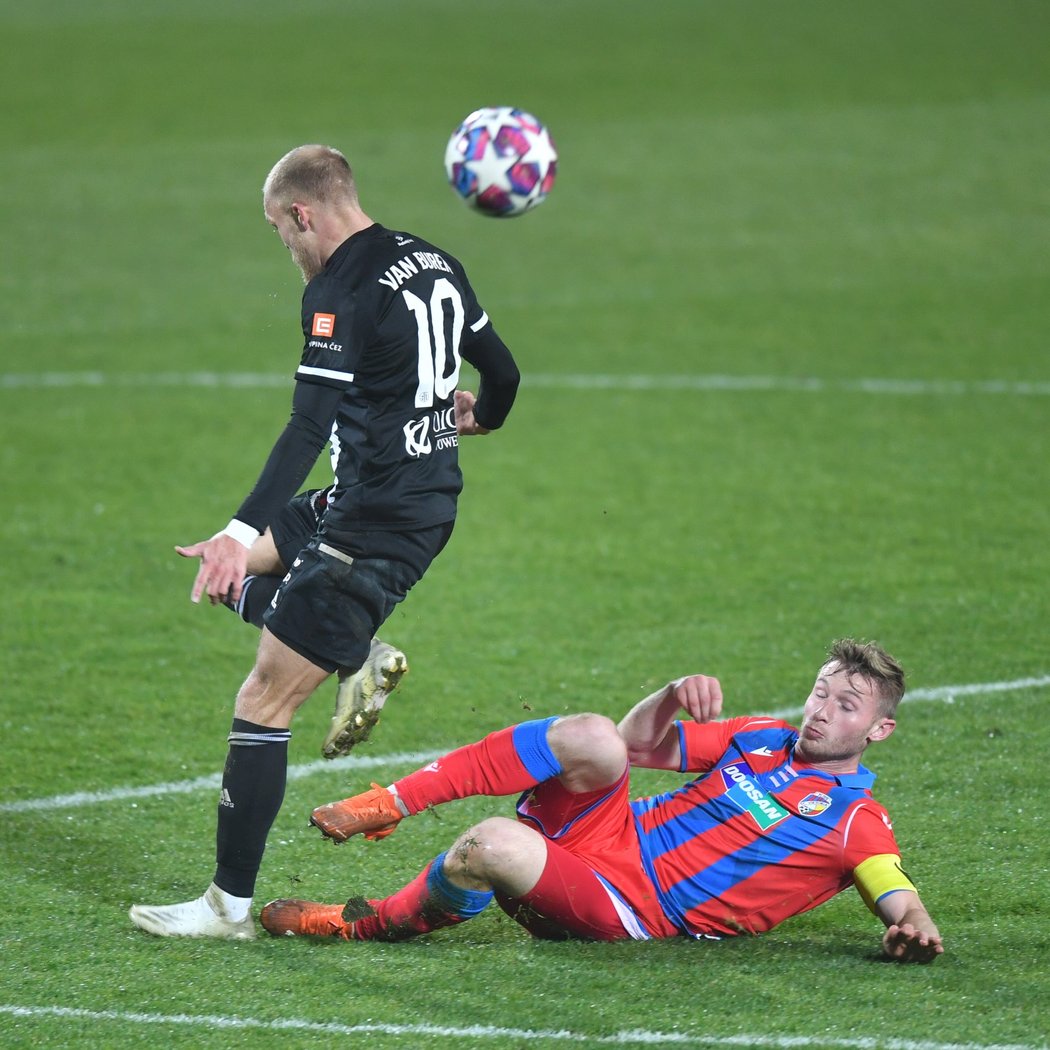 Plzeňský kapitán Jakub Brabec v souboji s budějovickým Mickem van Burenem