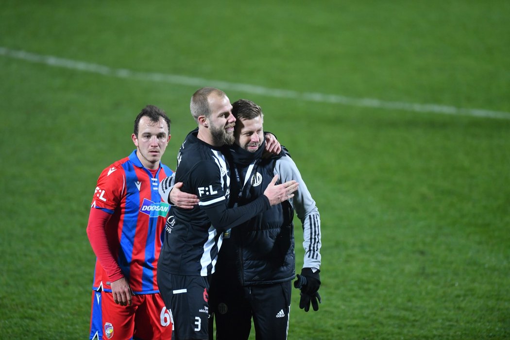 Budějovický trenér David Horejš se po remíze s Plzní 0:0 raduje, vzadu přihlíží zklamaný plzeňský záložník Miroslav Káčer