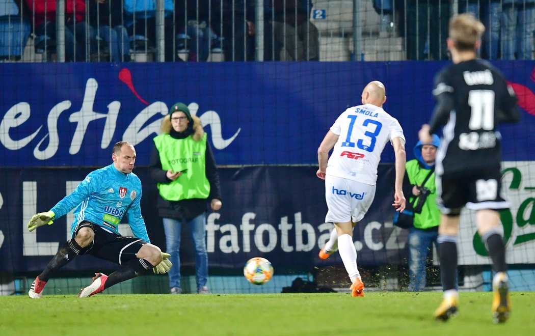 Tomáš Smola překonává Jaroslava Drobného a pečetí výhru Baníku v Českých Budějovicích 2:0