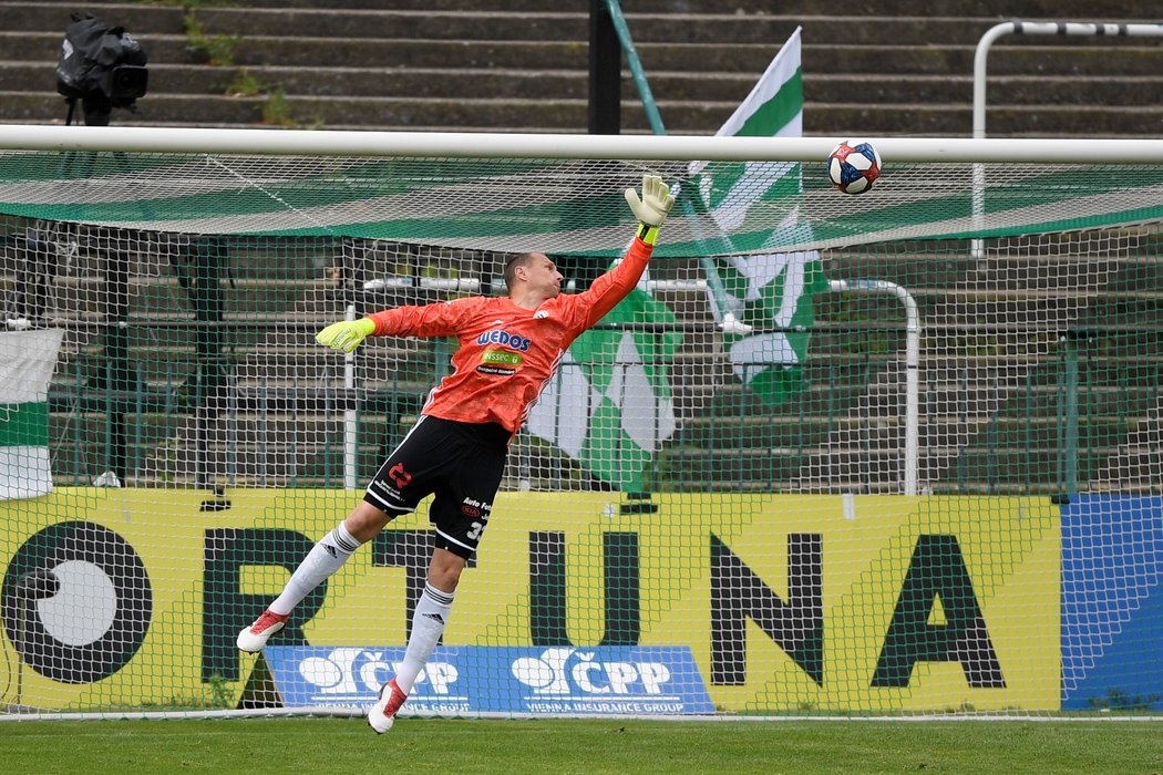 Brankář Českých Budějovic Jaroslav Drobný se marně natahuje za střelou Tilla Schumachera z Bohemians