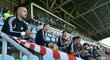 Hráči Českých Budějovic připraveni na střídání sedí na tribuně stadionu při utkání s Libercem