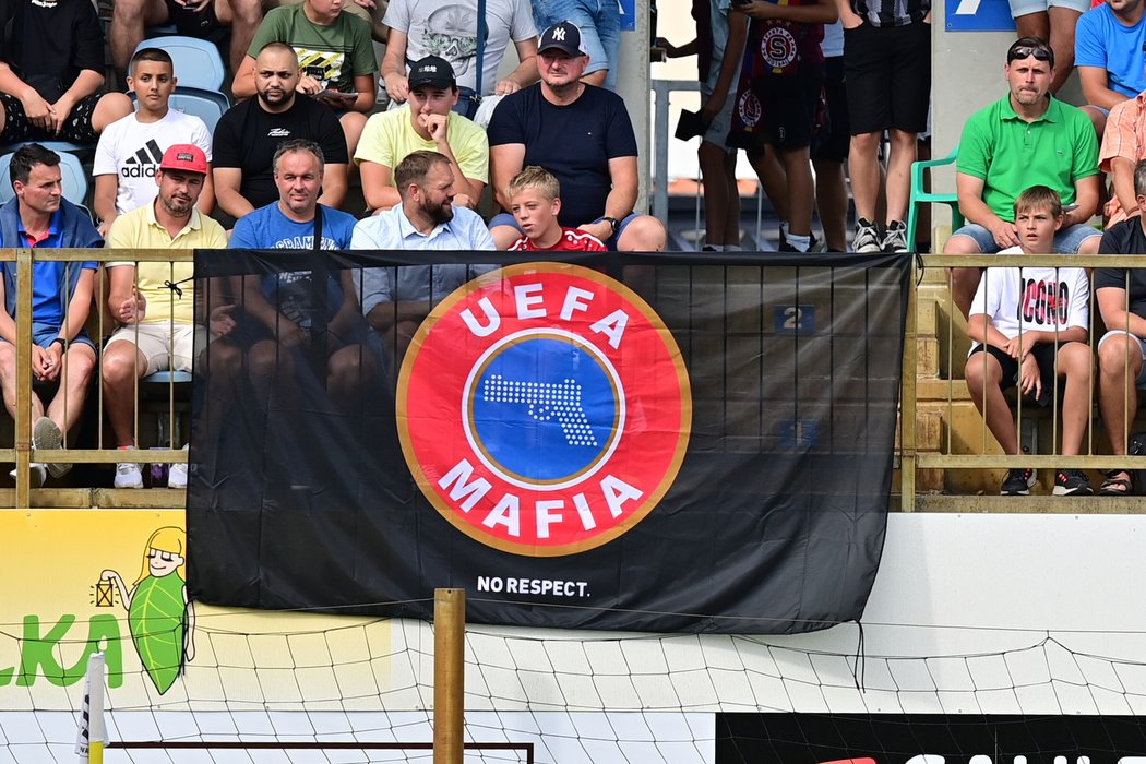 Fanoušci Sparty se v Českých Budějovicích vyjádřili i k mezinárodní fotbalové unii