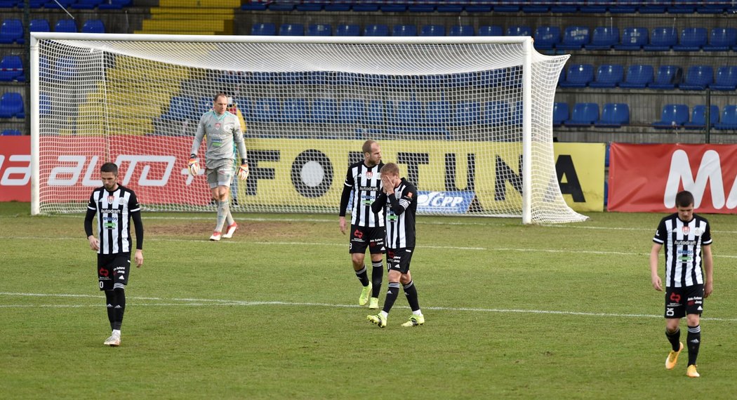 Zklamaní fotbalisté Českých Budějovic po inkasovaném gólu v duelu se Zlínem