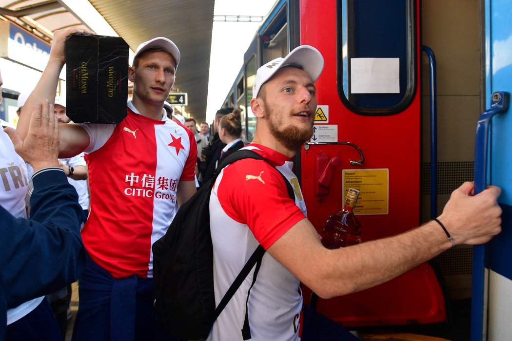 Fotbalisté Slavie nastoupili v Ostravě do mistrovského vlaku na Prahu, zásoby alkoholu byly důkladné...