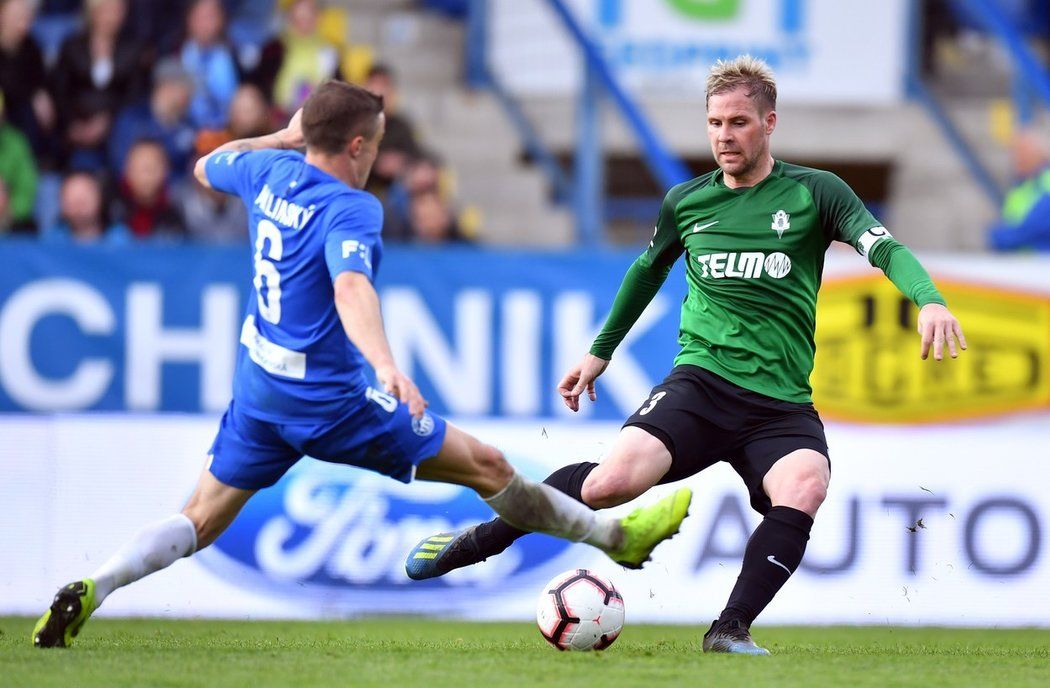 Tomáš Malinský (vpravo) v souboji s Tomášem Hübschmanem (vlevo) během Podještědského derby