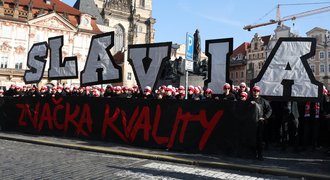 Přípravy na derby ONLINE: Fanoušci Slavie v černém pochodovali na Letnou