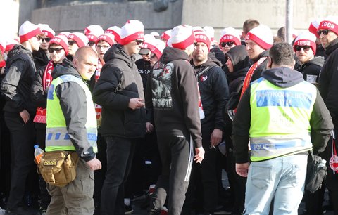 Fanoušci Slavie na Staroměstském náměstí před pochodem na derby na Letnou