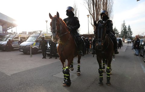 Všudypřítomná policie čeká na příchod slávistů ke stadionu