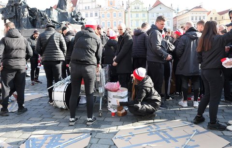 Fanoušci Slavie na Staroměstském náměstí před pochodem na derby na Letnou