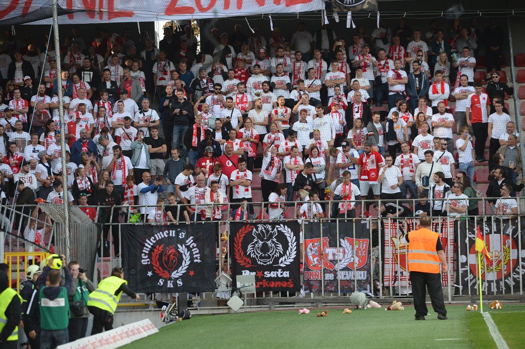 Kotel Slavie v bílém připravený na derby