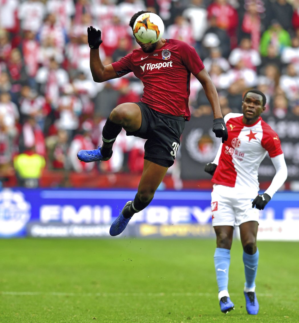 Benjamin Tetteh hlavičkuje v derby proti Spartě