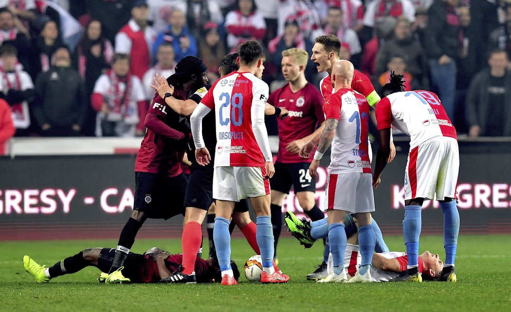 Emoce na maximum, vyříkávání názorů po jednom z tvrdých střetů v derby